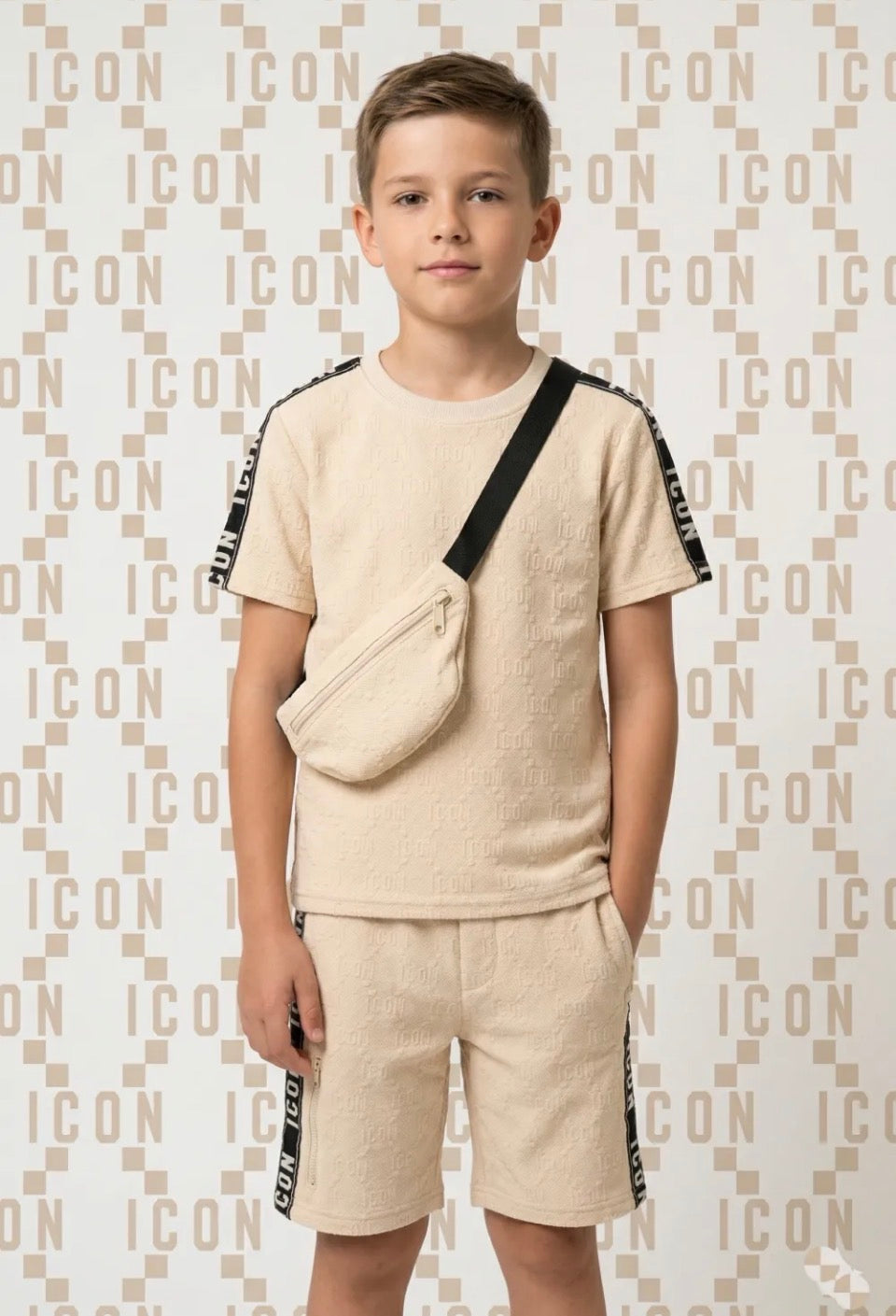 Ensemble ICON Beige Sable Enfant 3 Pièces – T-shirt, Short & Sac Banane